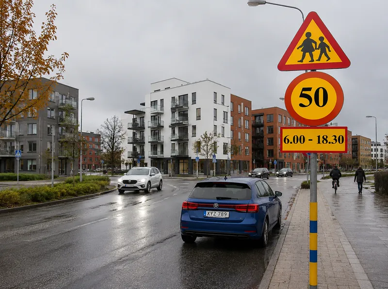 Utifrån tiderna som anges på tilläggstavlan, vid vilket av följande tillfällen gäller hastighetsbegränsningen 50 km/h?