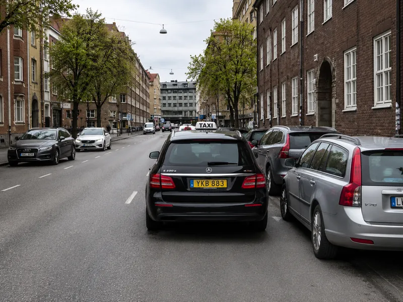 Du kör taxi och behöver stanna bredvid en parkerad bil för att släppa av en passagerare. När är det tillåtet?