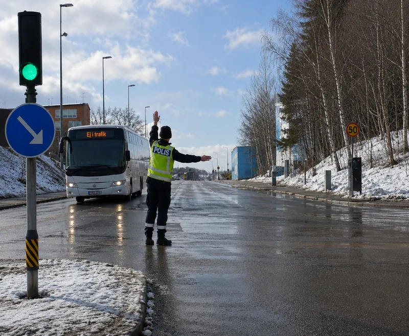 Hur ska polisens tecken tolkas i den här trafiksituationen?