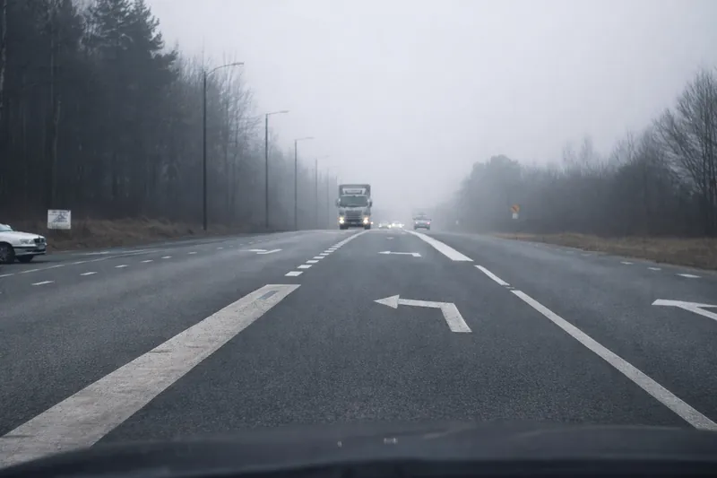 🚗 Estás conduciendo tu coche en este carril izquierdo, pero tienes la intención de ir hacia adelante, ¿qué haces en este caso?