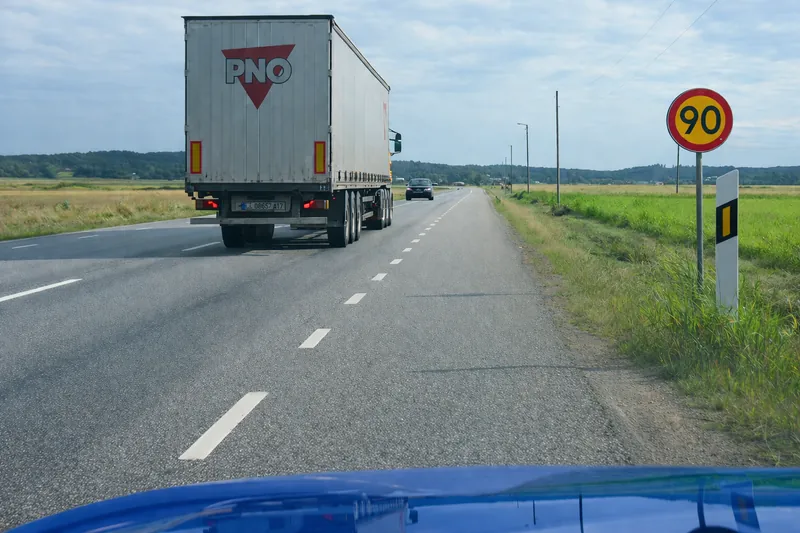 Was ist die höchstzulässige Geschwindigkeit für das auf dem Bild gezeigte Fahrzeug, wenn es auf dieser Straße fährt?