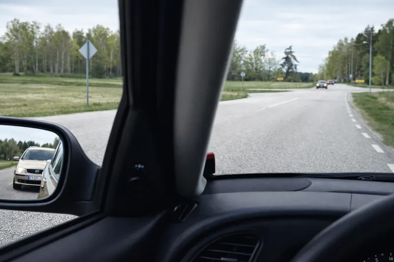 🚗 Zamierzasz skręcić w lewo, jakie jest odpowiednie zachowanie w tej sytuacji?