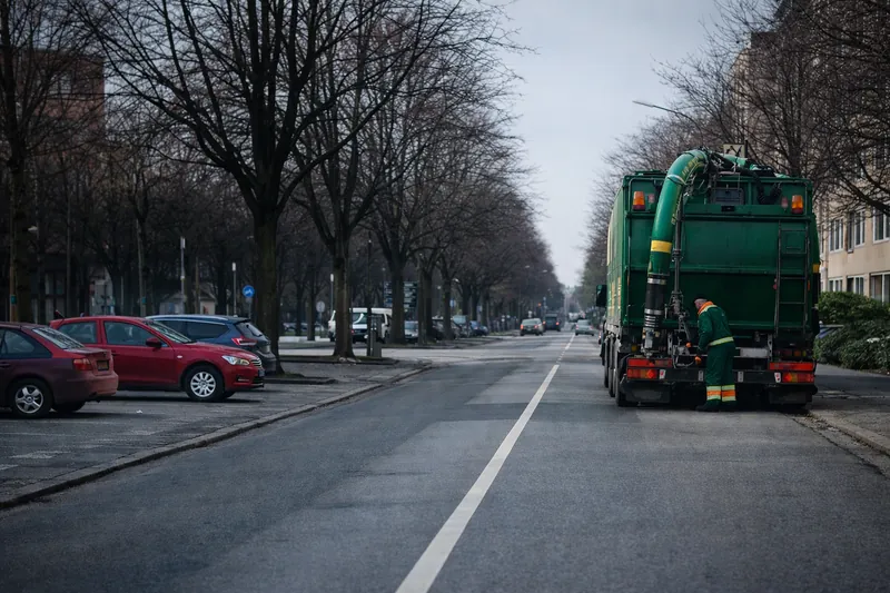 Ciężarówka jest zatrzymana do pracy. Czy zezwala się na jej wyprzedzenie i jazdę po linii ciągłej obok niej?