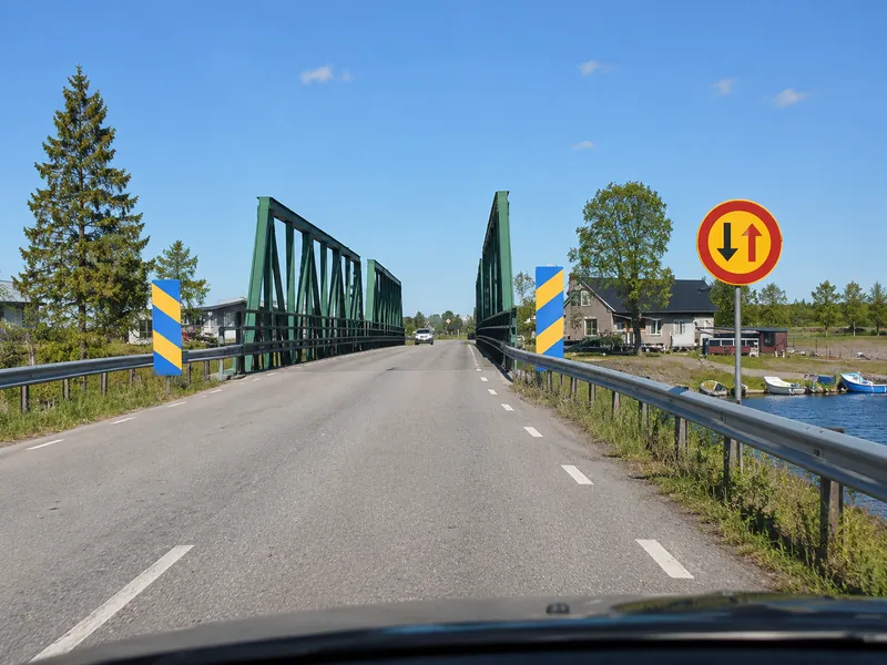 Du närmar dig en smal bro och ser vägmärket på bilden. Vad innebär märket när du möter ett fordon från motsatt riktning?