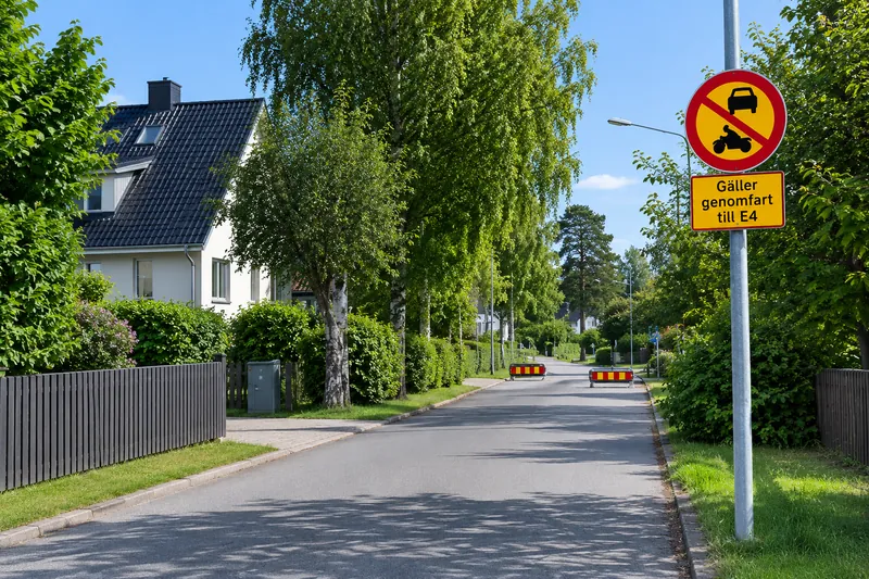 En taxipassagerare vill bli körd till sin bostad som ligger på den här gatan. Får du passera vägmärket och köra in för att släppa av passageraren vid adressen?