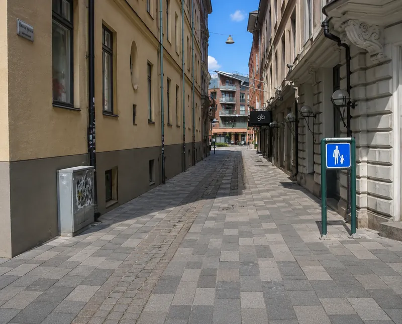 Om passagerarens adress ligger på en gata som börjar med det här vägmärket, får du köra in med taxin för att nå adressen?