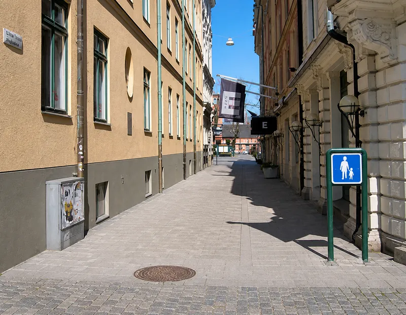 Zamierzasz przywieźć towarzysza poruszającego się na wózku inwalidzkim na tę ulicę. Czy wolno ci jechać samochodem po tej ulicy i go przywieźć?