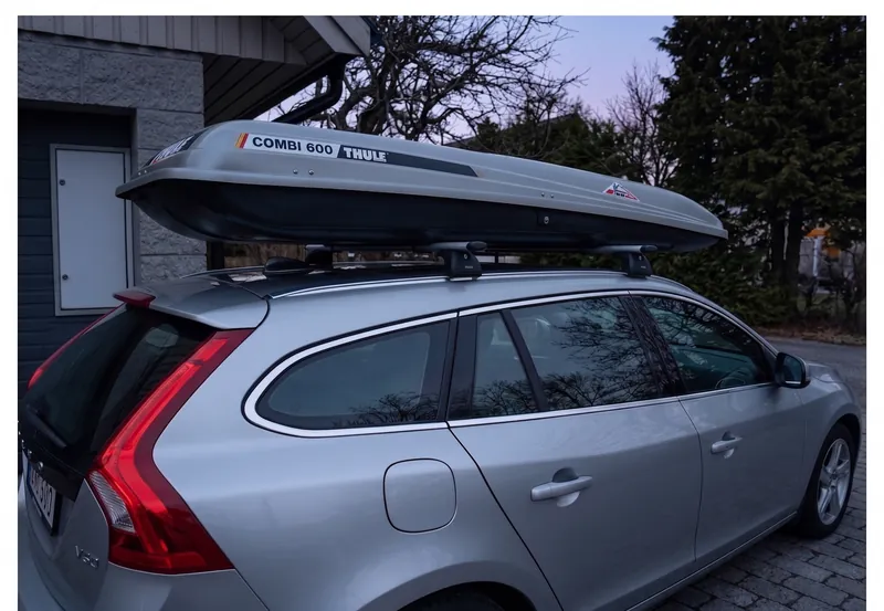 Du har en takbox monterad på bilen men använder den inte för tillfället. Varför är det bäst att ta bort den?